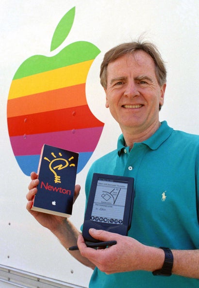 1992: Der damalige CEO John Sculley präsentiert einen Prototypen eines neuen PDA (Personal Digital Assistant.) (AP Photo/Paul Sakuma)