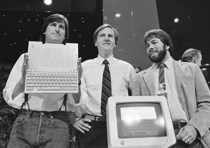 1984: Steve Jobs, John Sculley und Steve Wozniak präsentieren den neuen Apple IIc computer in San Francisco. (AP Photo/Sal Veder, File)