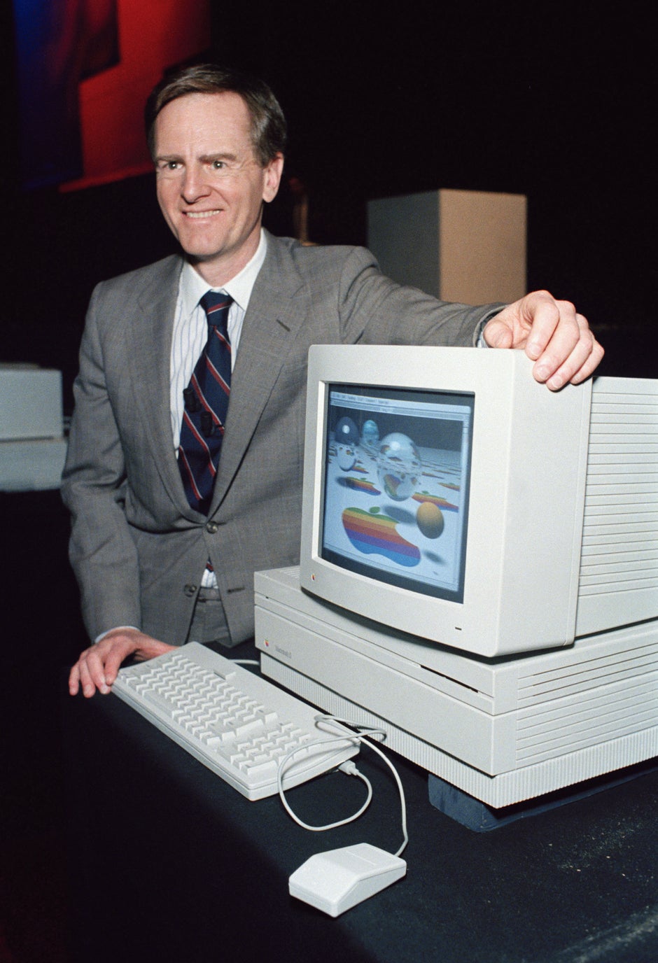 1997: John Sculley präsentiert eine neue Version des Macintosh II in Los Angeles. (AP Photo/Reed Saxon)