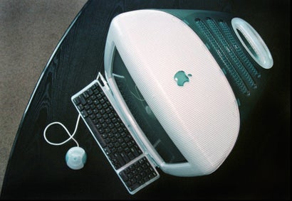 1998: Einer der neuen iMacs im Hauptquartier in Cupertino. (AP Photo/Ben Margot, File)