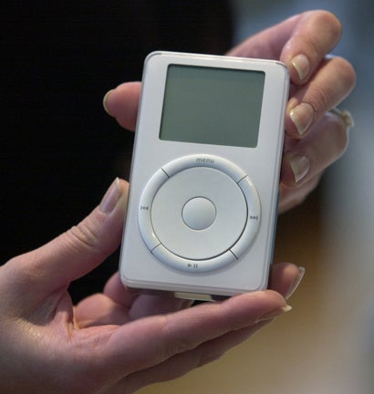 2001: Steve Jobs präsentiert den ersten iPod. (AP Photo/Julie Jacobson)