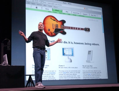 2003: Steve Jobs präsentiert den neuen Music Store zusammen mit einem neuen iPod. (AP Photo, File)
