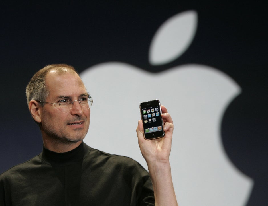 2007: Der Apple-Chef Steve Jobs präsentiert das neue iPhone. (AP Photo/Paul Sakuma)