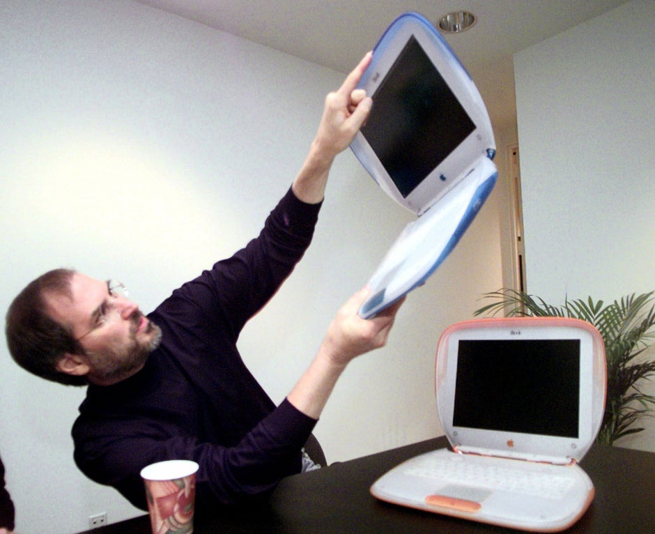 1999: Steve Jobs hält ein iBook. Der G3 war einer der ersten Laptops, die eine Wi-Fi-Karte hatten.(AP Photo/Bebeto Matthews)