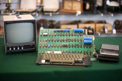 Ein Apple Computer 1 von 1976, aufgenommen am 12.05.2017 im Auktionshaus Breker in Köln. Foto: Marius Becker/dpa