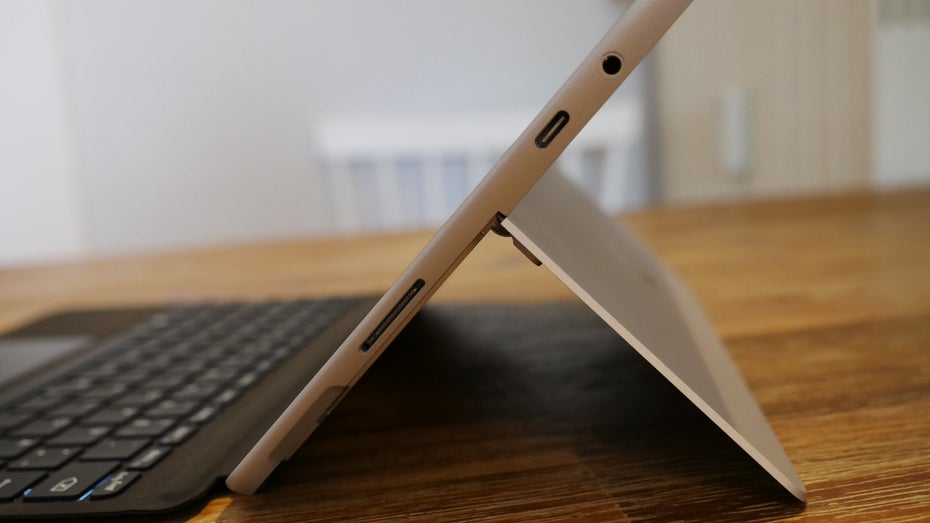 Surface Go: USB-C statt Typ-A, Audiobuchse und Surface-Connector sind auf der rechten Gehäuseseite arrangiert. (Foto: t3n.de)