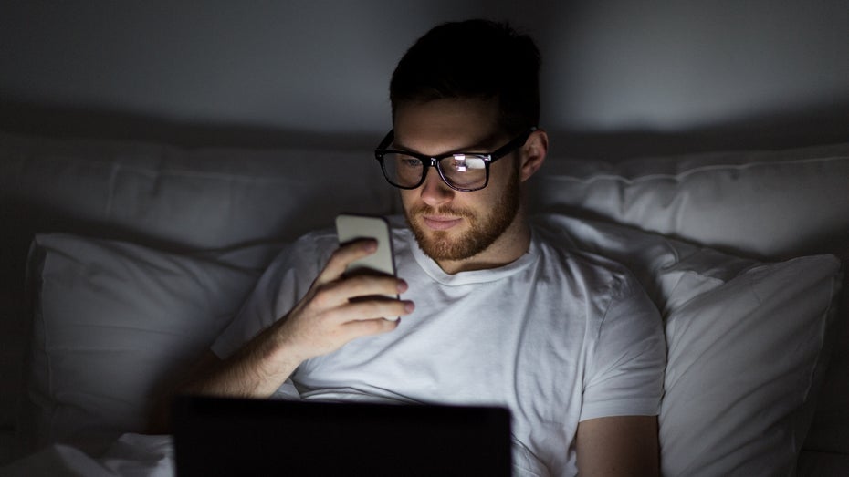 40 Prozent der Arbeitnehmer bearbeiten E-Mails im Bett 40 Prozent der Arbeitnehmer bearbeiten E-Mails im Bett