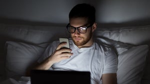 40 Prozent der Arbeitnehmer bearbeiten E-Mails im Bett