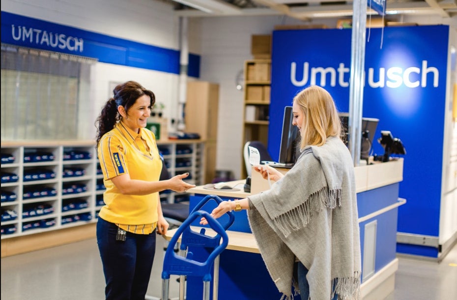 Kunde beim Umtausch in einem Ikea-Markt.