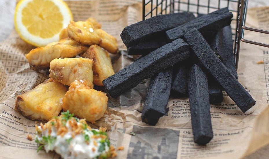 So sehen schwarzen Frittenlove-Fritten aus. Bislang gibt es sie nur in der Gastronomie. (Foto: © Frittenlove)