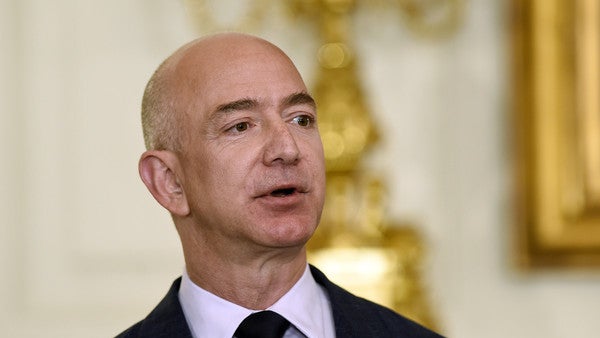 „Zahl deine Steuern“: 100-Millionen-Spende von Jeff Bezos sorgt für viel Kritik