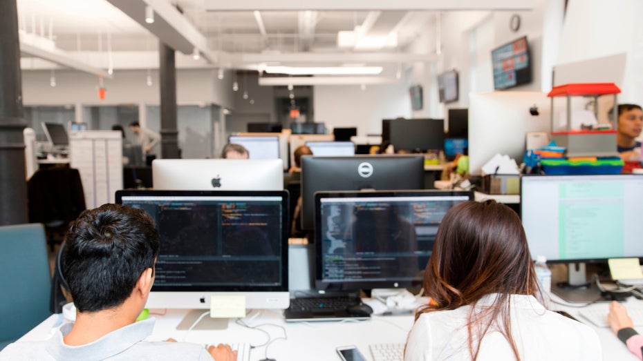 Pair-Programming soll den Wissensaustausch zwischen den Programmierern steigern. (Bild: Pivotal Software) So gehen Googles Entwickler bei Code-Reviews vor