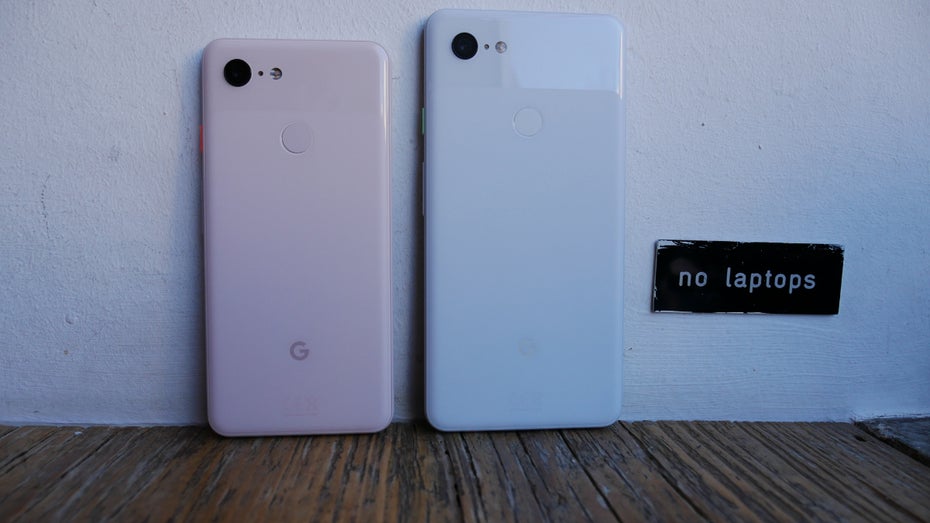 Oben schimmernd, unten matt, dennoch bestehen die Rückseiten des Pixel 3 und XL aus jeweils einem Glaselement. (Foto: t3n.de)