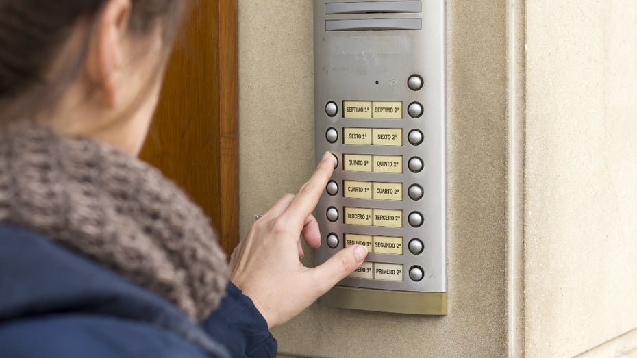 (Foto: Shutterstock / VCoscaron) DSGVO: Namen dürfen auch ohne Zustimmung von Mietern auf Klingelschilder