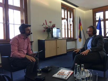 t3n-Magazin-Chefredakteur Luca Caracciolo (links) im Gespräch mit FDP-Chef Christian Lindner. (Foto: t3n)