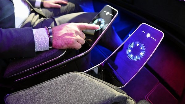 (Foto: dpa) Intelligente Oberflächen für das Autocockpit der Zukunft