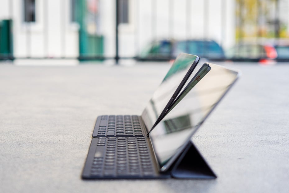 Der flachere Aufstellwinkel des neuen iPad Pro (hinten) ist steiler als der des Vorgängermodells beim Smart Keyboard. (Foto: t3n)