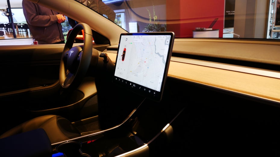 Teslas Spurassistent sorgte angeblich für deutlich mehr anstatt weniger Unfälle Teslas Spurassistent sorgte angeblich für deutlich mehr anstatt weniger Unfälle