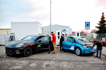 Fast Charge: Forschungsträger von BMW und Porsche. (Foto: BMW)