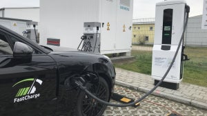 Vollgeladen in in 15 Minuten:  BMW und Porsche demonstrieren Schnellladetechnologie  für E-Autos