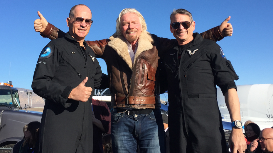 Richard Branson (mitte) mit den Piloten der VSS Unity. Auf dem Rückweg kamen sie vom Kurs ab. (Screenshot: Virgin Galactic/Youtube) Unity 22: Piloten von Branson-Flug sind vom Kurs abgekommen – Flugsicherheit ermittelt