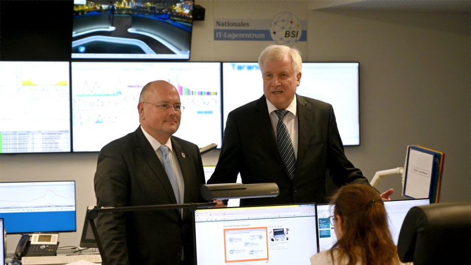 BSI-Präsident Arne Schönbohm und Bundesinnenminister Horst Seehofer (CSU) im Nationalen IT-Lagezentrum des BSI in Bonn. (Foto: dpa) BSI sieht „Alarmstufe Rot“: Bedrohung durch Cyberangriffe deutlich gewachsen