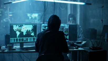 Im Hacker-Büro behält man den Kapuzenpullover dann einfach an. Meistens arbeitet man ja sowieso in dunklen Kellern, in denen Neonröhren und Kabel von der Decke hängen. (Foto: Shutterstock)