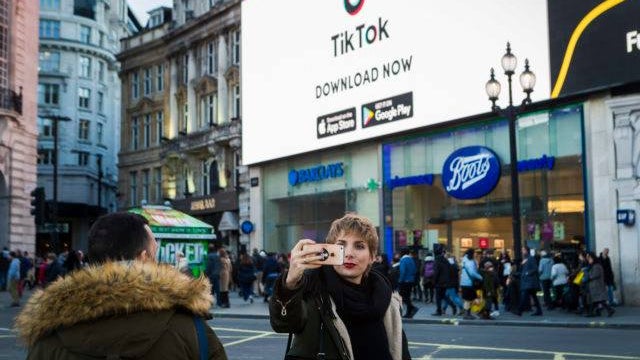 Tiktok-Werbung in London. (Foto: Facebook/Tiktok) 4 Millionen Nutzer in Deutschland: Hype-App Tiktok testet Werbung