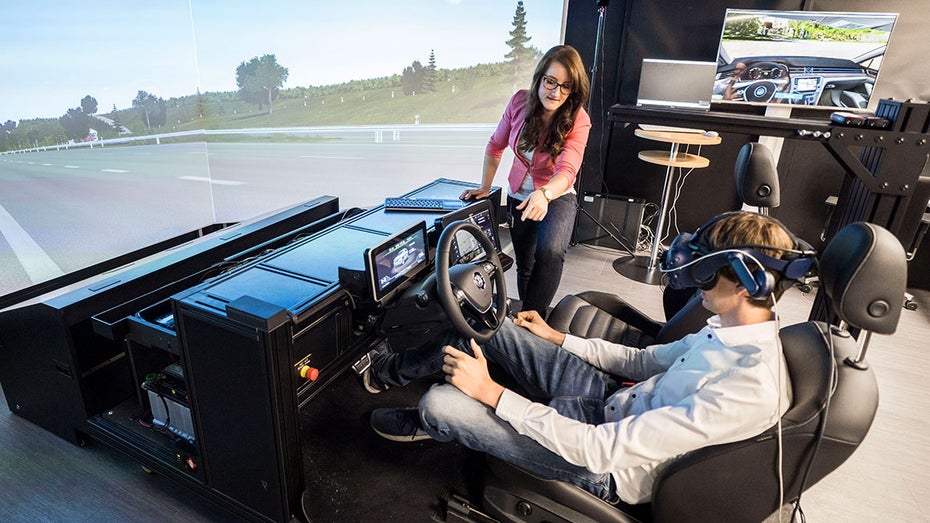 Industriepsychologin Marie Puhle im UX-Lab der Marke Volkswagen in Halle 90b. (Foto: Volkswagen)