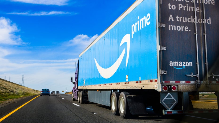 Amazons Quartalsergebnisse zeigen gesundes Umsatzwachstum und kaum gestiegene Gewinne. Im Bild: Amazon-Truck in den USA. (Foto: Sundry Photography/Shutterstock) Amazon: AWS sichert den Gewinn, der Marktplatz den Rest