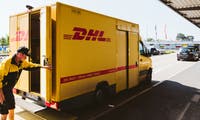 DHL erhöht Paketpreise: Gleich 2 neue Zuschläge kommen auf die Kunden zu