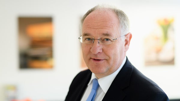 Klaus Weßing, Vorstandsvorsitzender vom Telekommunikationsunternehmen Gigaset. (Foto: dpa) Gigasets neue Strategie – günstige Handys und Smarthome-Service