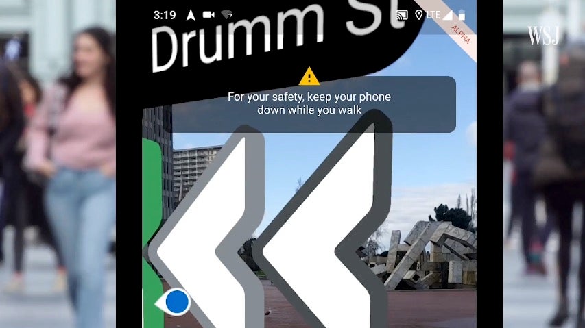 Google Maps mit AR-Navigation: Die App rät euch das Smartphone runterzunehmen - nicht nur, um den Akku zu schonen. (Screenshot: WSJ)