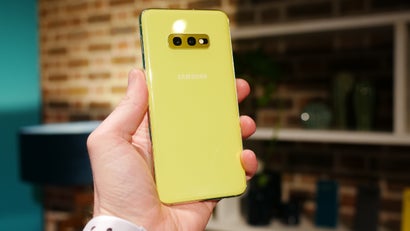 Das Samsung Galaxy S10e kommt auch in knalligem Gelb. (Foto: t3n)