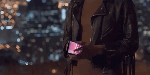 In einem offenbar versehentlich veröffentlichten Video hat Samsung sein Foldable schon gezeigt. (Screenshot: The Verge)