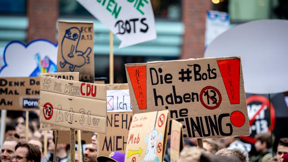Demonstration gegen die Urheberrechtsreform in Hamburg: vergeblich. (dpa) Die CDU hat eine ganze Wählergeneration geopfert – wegen einer einzigen Reform