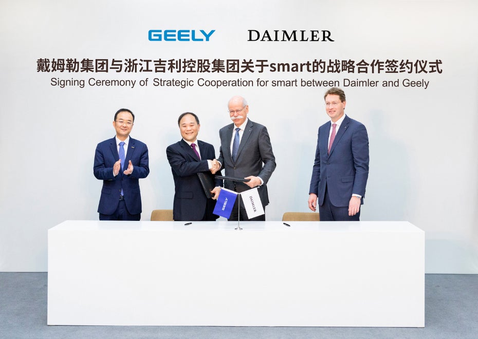 Vertragsunterzeichnung zur strategischen Kooperation für Smart zwischen Daimler und Geely – Von links nach rechts: An Conghui, President der Geely Holding und President und CEO der Geely Auto Group, Li Shufu, Chairman der Geely Holding, Dieter Zetsche, Vorsitzender des Vorstands der Daimler AG und Leiter des Geschäftsfeldes Mercedes-Benz Cars, Ola Källenius, Mitglied des Vorstandes der Daimler AG verantwortlich für Konzernforschung & Mercedes-Benz Cars Entwicklung. (Foto: Daimler AG)