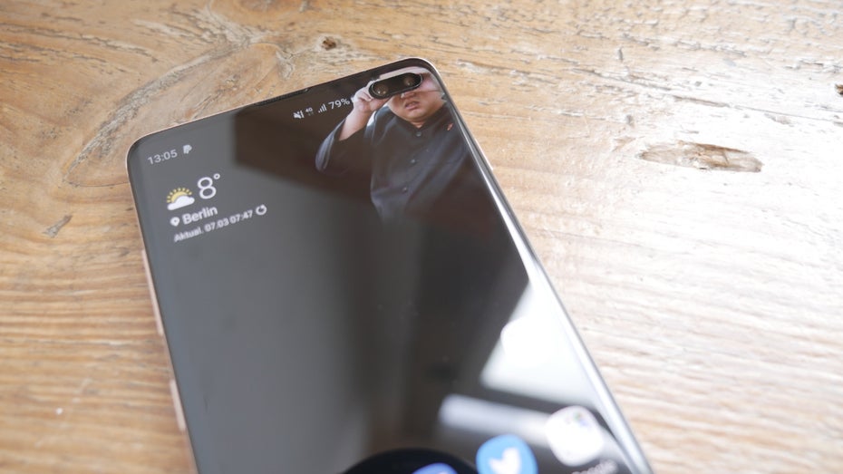 Das Frontkameraloch des Samsung Galaxy S10 Plus lädt zu m Einsatz verspielter Wallpaper ein. (Foto: t3n)