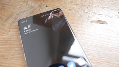 Das Frontkameraloch des Samsung Galaxy S10 Plus lädt zu m Einsatz verspielter Wallpaper ein. (Foto: t3n)