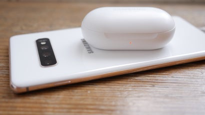 Wireless Reverse Charging: Die Galaxy Buds lassen sich kabellos über das Samsung Galaxy S10 Plus aufladen. (Foto: t3n)
