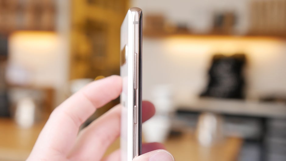 Samsung Galaxy S10 Plus: Auf der linken Seite sind Lautstärkewippe und Bixby-Button. (Foto: t3n)