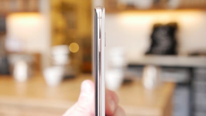 Samsung Galaxy S10 Plus von der Seite – der Powerbutton ist recht hoch positioniert. (Foto: t3n)