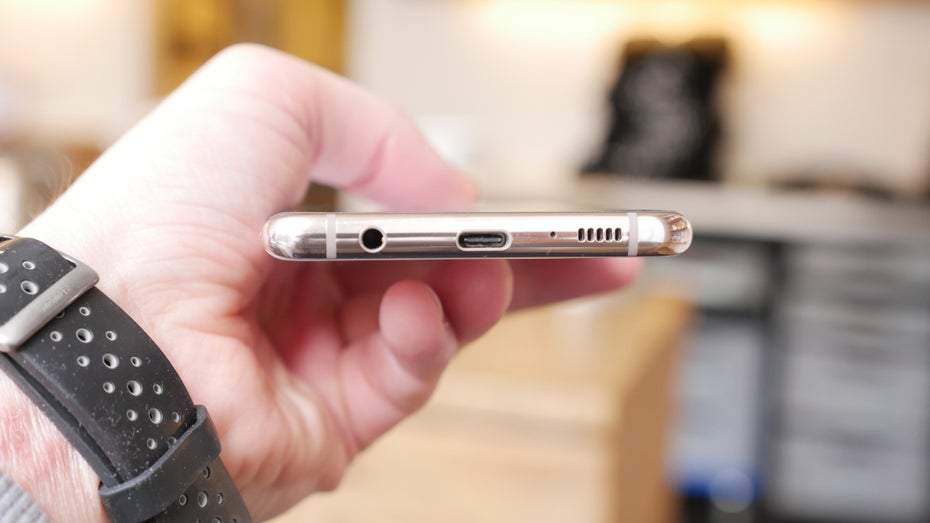 Samsung Galaxy S10 Plus: Die Kopfhörerbuchse ist geblieben. (Foto: t3n)