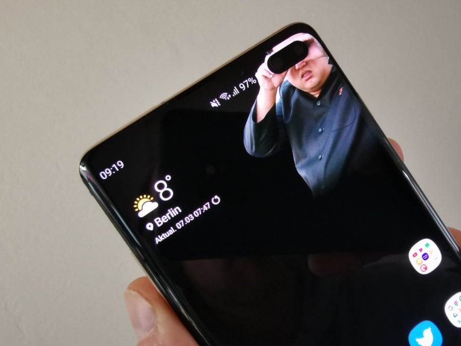 Das Frontkameraloch des Samsung Galaxy S10 Plus lädt zum Einsatz verspielter Wallpaper ein. (Foto: t3n)