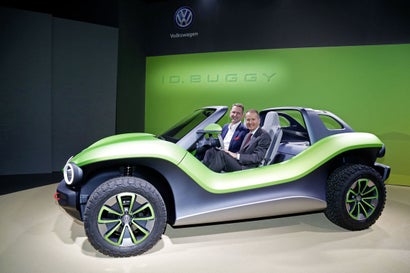 Günther Schuh, Chef der EgO Mobile AG, und Dr. Herbert Diess, Vorstandsvorsitzender der Volkswagen AG, im Volkswagen ID Buggy. (Foto: Volkswagen)