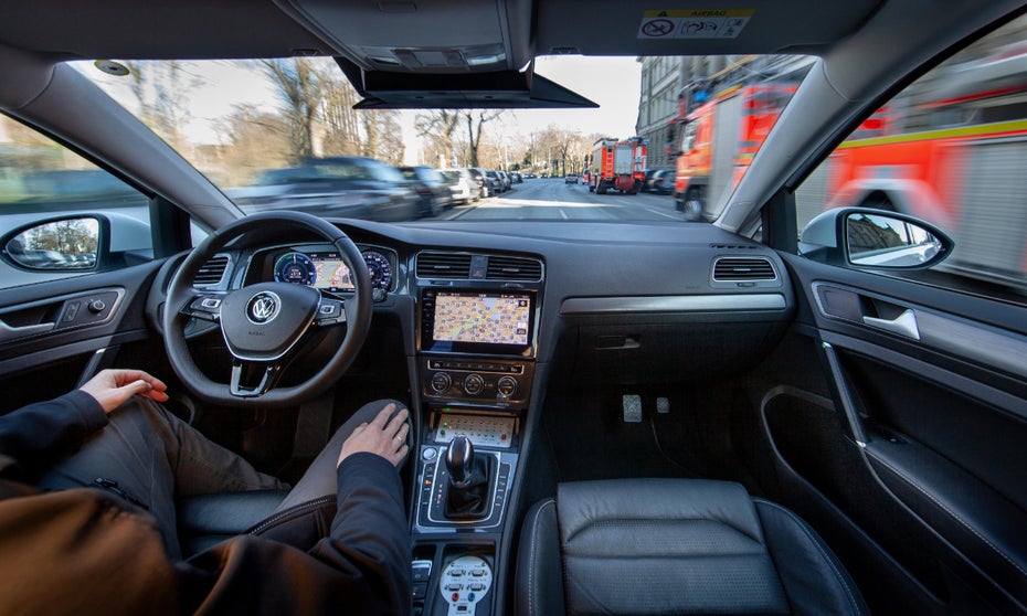 Volkswagen-Fahrzeuge vom Typ e-Golf fahren autonom auf einer Teststrecke in Hamburg. (Foto: Friso Gentsch; VW)