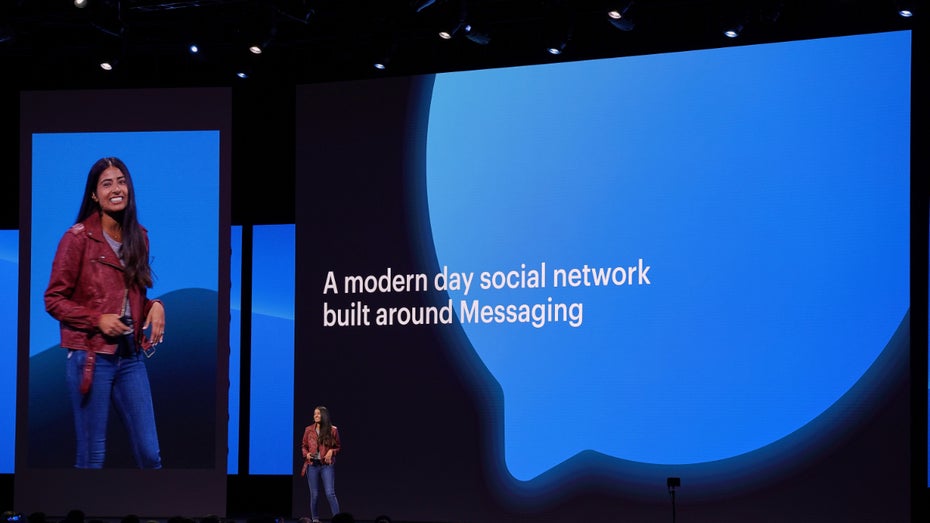 Asha Sharma präsentiert Facebooks neues Kernprodukt: den Messenger. (Foto: Facebook) Facebook-Konferenz F8: Messenger ist der neue Newsfeed