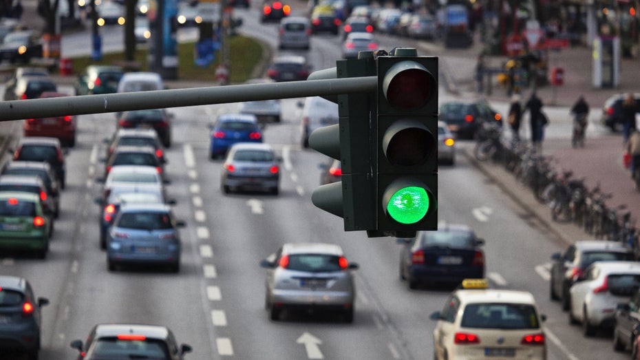 Die Kreuzung im bayerischen Essenbach im Landkreis Landshut ist im Gegensatz zu dieser Hauptstraße verwaist – sehr zum Missfallen der Autofahrer:innen, denen die dortige KI-Ampel das Leben schwer macht. (Bild: Shutterstock)