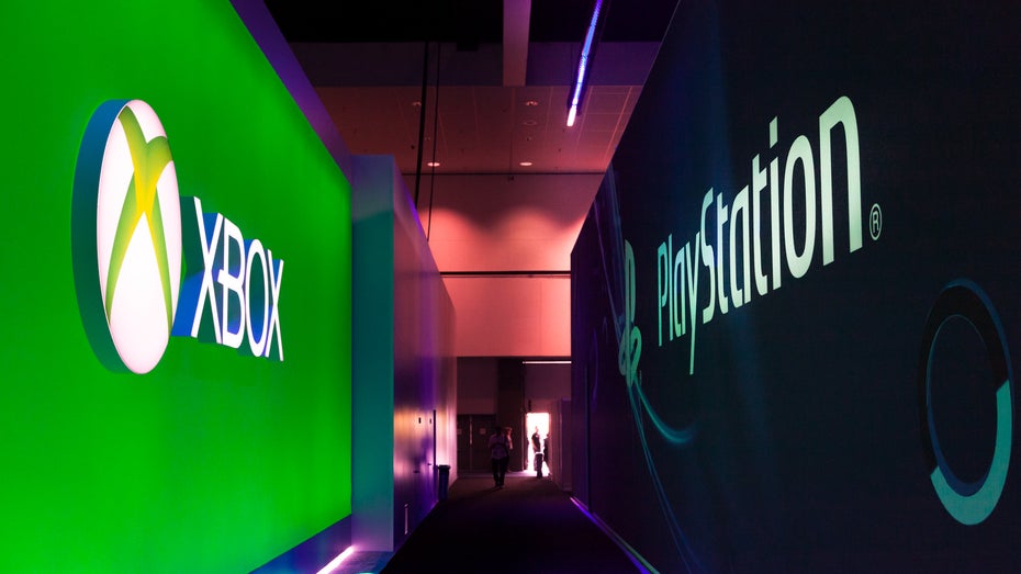 Xbox und Playstation auf einer Spielemesse in Los Angeles. (Foto: Barone Firenze/ Shutterstock) PS5, Xbox Series: Warum die neuen Spielkonsolen kaum zu kaufen sind