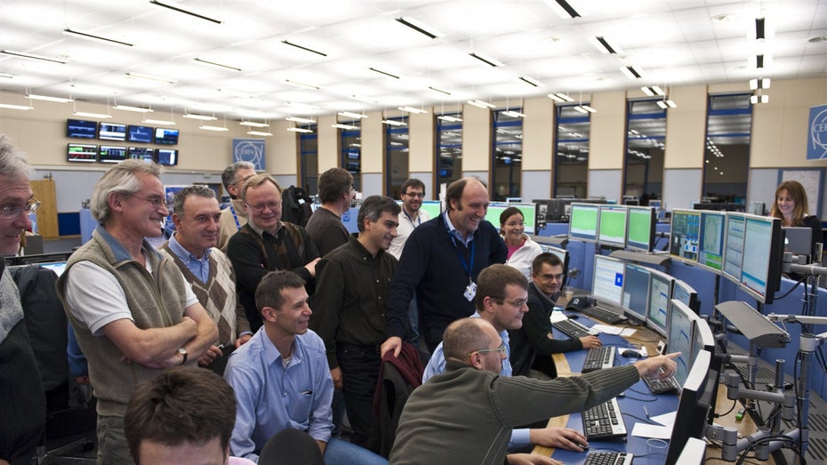 Warten auf die Teilchenkollision: Mitarbeitende im Control Center während einer Nachtschicht im November 2009. Wird in der Großforschungseinrichtung Software pro Kopf abgerechnet, muss Cern zehnmal so viel zahlen wie bisher. (Foto: Cern) Microsoft zu teuer: Cern arbeitet an Software-Alternative